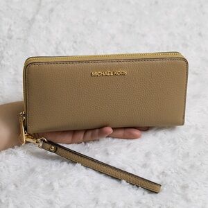 Michael Kors wallet tan NWT